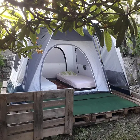 Deux Tentes Confortables Dans Un Joli Jardin Idealement Situe *